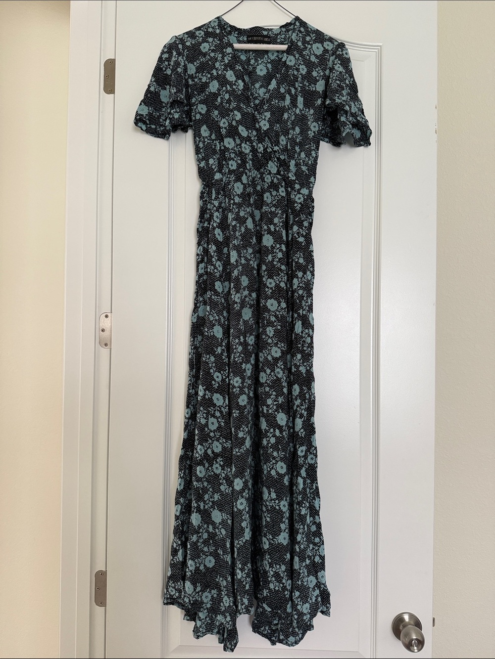 The Esoteric World Women’s Black & Teal Floral V-Neck Maxi Dress One Size